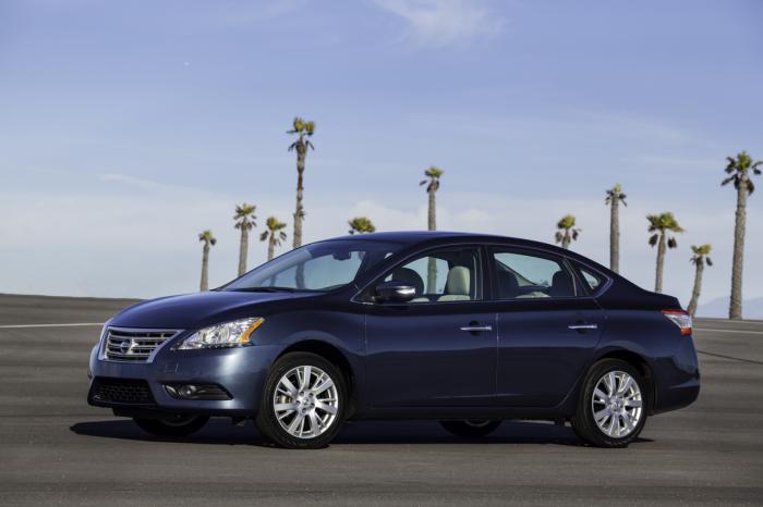Nissan Sentra 2015 có giá từ 16.480 USD